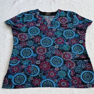 V-Neck Short Sleeve Scrub Top in Blue & Pink Medallion Print